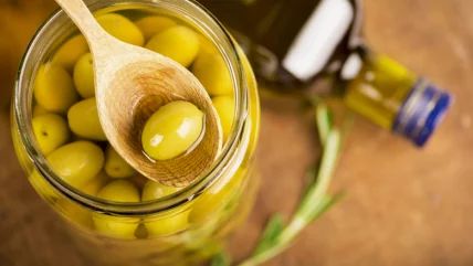 Why You Should Be Saving The Juice In Olive Jars Olive Brine, Olive Bread, Olive Jar, Olive Juice, Marinated Steak, Cooking With Olive Oil, Mediterranean Cuisine, Mediterranean Dishes, Healthy Oils