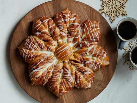 Get Raspberry Snowflake Pull-Apart Bread Recipe from Food Network--Can't wait to do this in my bread machine. Braid Bread, Baking Breads, Pull Apart Bread, Sweet Breads, Raspberry Jam, Pull Apart, Food Trends, Kitchen Food, Oven Racks