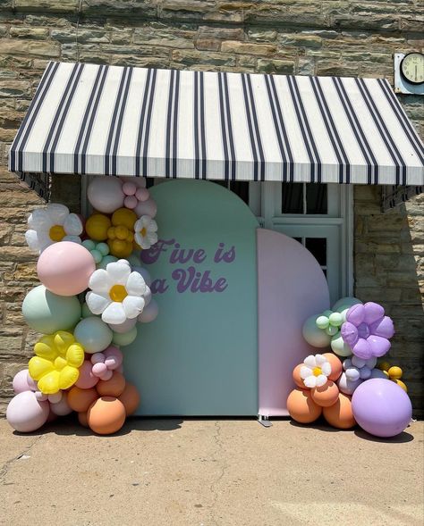 Five Year Old Birthday Party Ideas Girl, 5 Is A Vibe Birthday Party, Five Is A Vibe Birthday Party, Vibe Birthday Party, Five Is A Vibe, Groovy Theme, Balloons Backdrop, Groovy Birthday, 5th Birthday Party