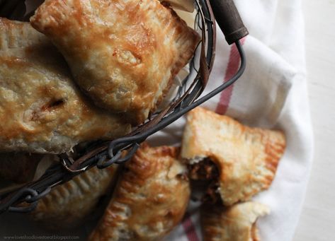 Loves Food, Loves to Eat: BBQ Pulled Pork Hand Pies Pork Hand Pies, Almost My Birthday, Field Meals, Pork Pies, Pie Crust Uses, Hand Pies Savory, Hand Pie, Cold Lunches, Pork Ham