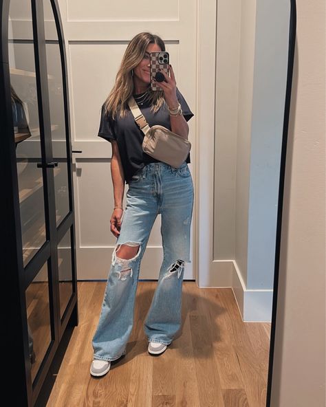 How To Wear Crossbody Bag, Outfits With Crossbody Bags, Cross Body Fanny Pack Outfit, Crossbody Fanny Pack Outfit, Belt Bags Outfit, Raceday Outfits, Mum Outfits, Casual Mom Outfits, Fanny Pack Outfit