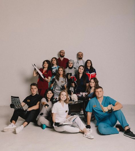 Medical Group Photoshoot, Doctor Group Photo, Medicine Graduation Photography, Medical Student Photoshoot, Medical Graduation Pictures, Medicine Photoshoot, Dentistry Wallpaper, Medical Photoshoot, Dental Photos