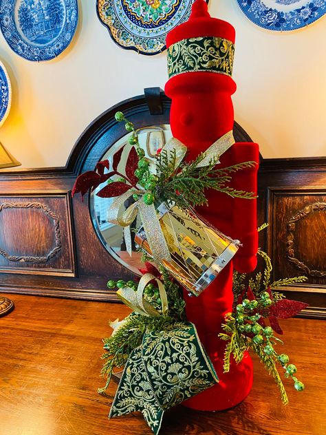 Nutcracker Centerpiece, Red Nutcracker, Christmas Arrangements Centerpieces, Nutcracker Decor, Nutcracker Christmas Decorations, Xmas 2024, Christmas Cardinals, Traditional Christmas Decorations, Christmas Centerpiece