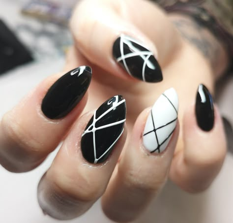 Black And White Round Nails, Almond Nail Art Black And White, Black Nail Designs Lines, Nail Art Designs Round Shape, Black And White Dip Nail Designs, Black And White Oval Nails, Almond Nails Designs Black And White, Black Round Nails Design, Black And White Almond Nails Design