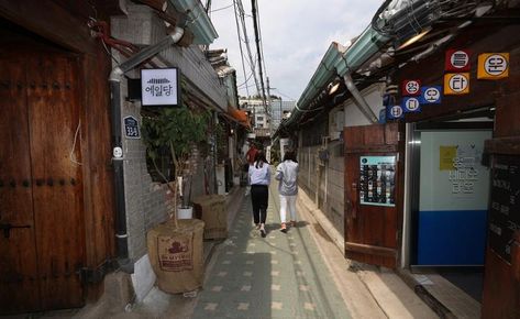 Jongno Seoul, Korean Travel, Bukchon Hanok Village, Beer House, Chicago Neighborhoods, Entertainment Sites, Tourist Spots, The Republic, Time Out