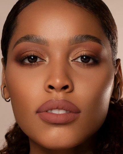 Flawless Face Makeup, Dusky Skin, Mauve Lipstick, Lipstick For Dark Skin, Light Lipstick, Makeup News, Brown Skin Makeup, Brown Lipstick, Rose Lipstick