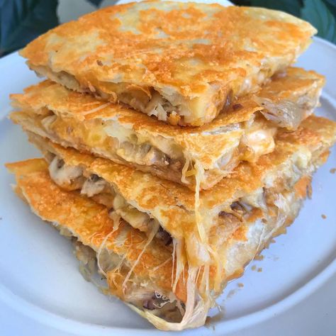 Allison Gabrielsen on Instagram: “🔶🔸CHICKEN & BACON QUESADILLAS🔸🔶 💥GIVEAWAY💥 Cheddar cheese crusted tortillas loaded up with melty cheese, grilled chicken, and @tbjgourmet…” Chicken Queso Quesadilla, Garlic Cheese Quesadilla, How To Make Chicken And Cheese Quesadillas, Chicken Cheese Quesadilla, Cheese Quasedilla, Oaxaca Cheese Quesadillas, Cheese Crust, Cheese Quesadilla, Melty Cheese