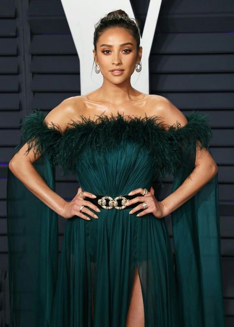 Shay Mitchell at the 2019 Vanity Fair Oscar Party Wearing an emerald green gown by Labourjoisie Green Dress Makeup, Makup Looks, Emerald Green Gown, Green Dress Outfit, Brown Girls Makeup, Prom Eye Makeup, Hipster Looks, Green Formal Dresses, Troian Bellisario