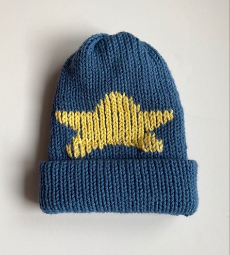 Star Beanie Crochet, Cool Knitting Patterns, Fun Beanies, Couples Crochet, Blue And Yellow Crochet, Star Beanie, Star Handmade, Yellow Star, Knitted Beanie