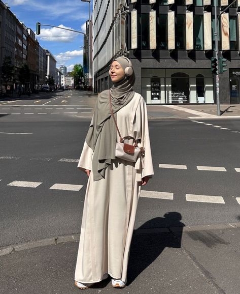 Office Abaya, Summer Hijabi Outfits Streetwear, Summer Streetwear Hijab, Islam Modesty Hijab Outfit, Hijabi Girl Style Summer, Aesthetic Hijabi Dresses, Outfit Ideas Muslim, Summer Modest Outfits, Modest Outfits Muslim