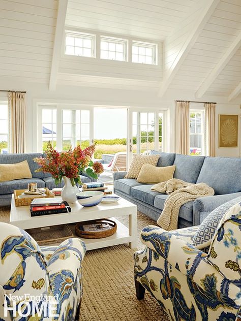 Decor Living Room Table, New England Interior, New England Style Homes, Table Decoration Ideas, Nantucket Home, New England Home, Shingle Style Homes, New England Homes, New England Style