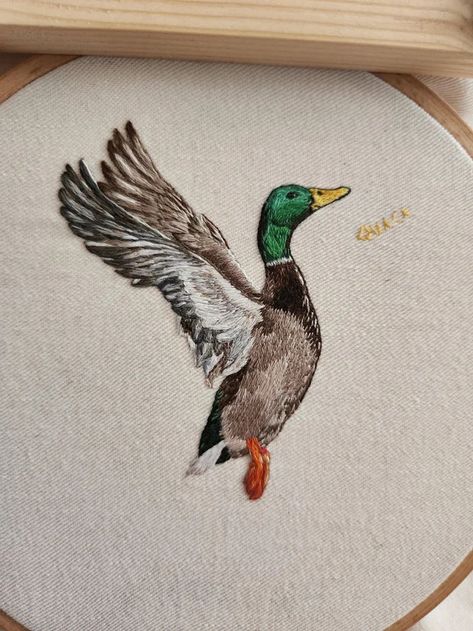 Embroidered Pictures, Duck Embroidery, Cool Embroidery, Embroidered Bird, Hand Embroidery Projects, Thread Painting, Animal Embroidery, 자수 디자인, Hand Embroidery Art