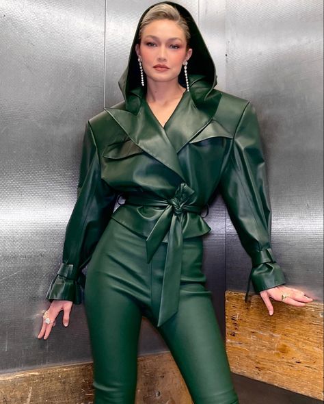 Successful Women Style, Gigi Hadid Looks, Gigi Style, Gigi Hadid Outfits, Gigi Hadid Style, Casual Chic Summer, Leather Suit, Cute Nike Outfits, Rick Y Morty