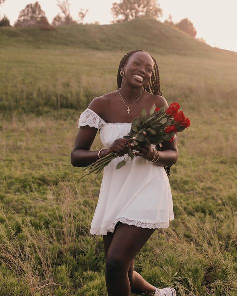 Natural beauty Field Photoshoot Black Women, Graduation Pictures Nature, Senior Photos Black Women, Senior Pictures Black Women, Senior Picture Ideas Black Women, Senior Photoshoot Poses, Senior Photography Poses, Senior Stuff, Senior Photo Outfits