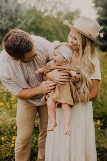 Family Photos With Baby Summer, Family Of 3 Photoshoot Summer, Family Boho Photoshoot, Daisy Field Photoshoot, Family Photos With A Baby, Family Of 3 Photo Ideas Summer, Outside Family Picture Ideas, Family Pics With Baby, Family Photo Poses With Baby