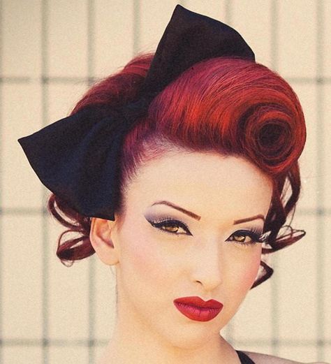 Pin up vintage updo Retro Bangs, Cabelo Pin Up, Victory Roll, Vintage Updo, 50s Hairstyles, Pin Up Looks, Pin Up Vintage, Roll Hairstyle, Rockabilly Hair