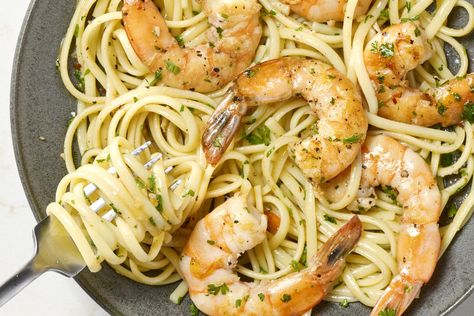 My Shrimp Scampi Is So Good, Everyone Thinks It's From a Restaurant Classic Shrimp Scampi, University Food, Italian Main Dishes, Fish Dinners, Halibut Recipes, Shrimp Fajitas, Recipes Fish, Shrimp Scampi Recipe, Scampi Recipe