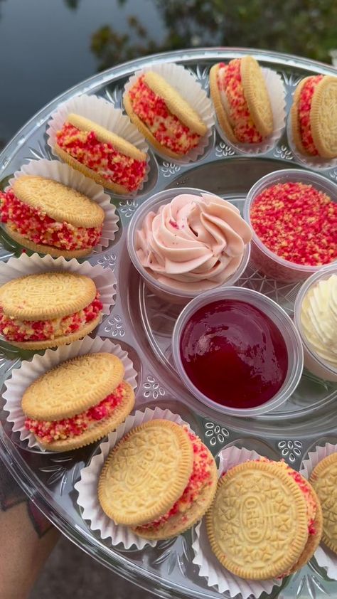 Birthday Treat Ideas For Adults, Cute Bake Sale Ideas, Bake Sale Ideas Easy, Birthday Treat Ideas, Snacks To Sell, Strawberry Display, Desserts To Sell, Easy Bake Sale Ideas, Food Sale Ideas