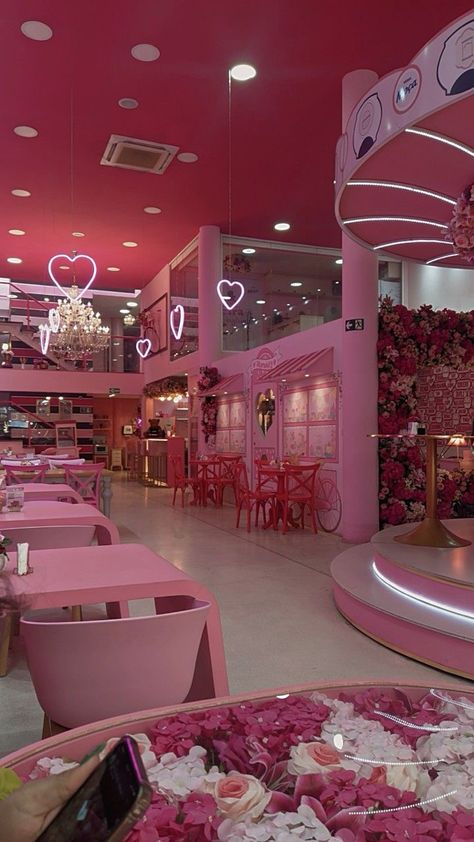 Hello Kitty Cafe Interior, Unique Cafe Design Interiors, Ideas Para Cafeterias, Rosa Pink Aesthetic, Pink Cafe Interior, Cafeterias Aesthetic, Pink Cafe Aesthetic, Aesthetic Cafe Design, Brunch Pics