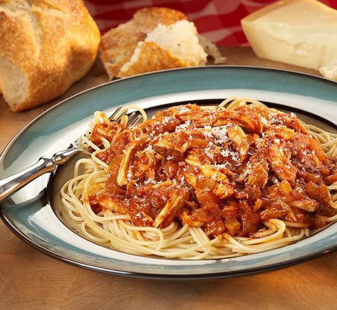 Red Chicken Spaghetti - Sanderson Farms Mushroom Spaghetti Sauce, Chicken Chilaquiles, Mushroom Spaghetti, Chicken Seasoning Recipes, Italian Chicken Dishes, Chicken Spaghetti Recipe, Chicken Spaghetti Recipes, Red Chicken, Spaghetti Recipe