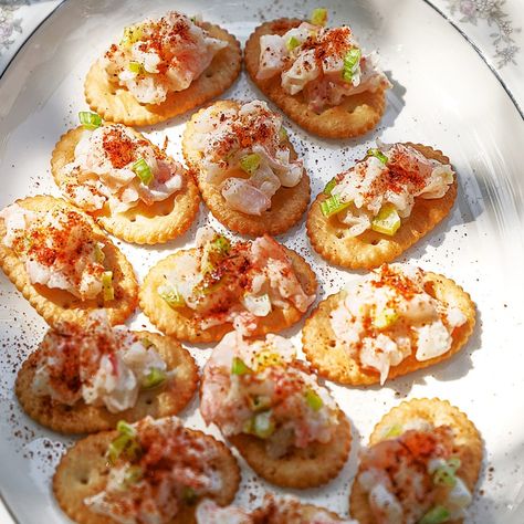 Tangy cream cheese and sour cream play up the shrimp’s natural sweetness in this summer appetizer. Paprika Recipes, Marinated Cheese, Creamy Shrimp, Crackers Recipe, Quick And Easy Appetizers, Summer Meals, Summer Appetizer, Cracker Recipes, Christmas Appetizers