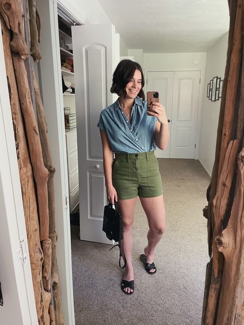 Hunter Green Shorts Outfit, Army Green Shorts Outfit, Green Shorts Outfits Women, Olive Green Shorts Outfit, Green Linen Shorts Outfit, Green Shorts Outfits, Green Shorts Outfit, Linen Shorts Outfit, Shorts Outfit Casual