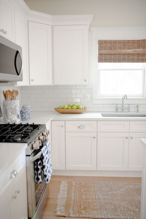 White Cabinet Countertop Ideas, Pure White Kitchen, Small White Kitchen, White Shaker Kitchen Cabinets, Southern Living House Plans, Home Bunch, White Cabinet, Cabinet Kitchen, White Kitchen Design