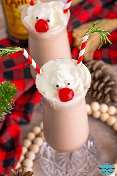 Drunken Rudolph - The Country Cook Christmas Drinks With Baileys, Drunken Rudolph, Drinks With Baileys, Easy Christmas Drinks, Baileys Drinks, Peppermint Vodka, Holiday Entertaining Food, Christmas Martini, Hot Cocoa Mix