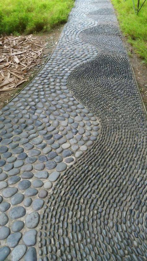 Pebble Garden Ideas, Stone Garden Design, Pebble Patio, Mosaic Walkway, Pebble Garden, Backyard Walkway, Patio Pavers Design, Easy Landscaping, Stone Garden