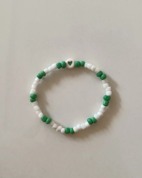 Ideas Para Hacer Pulseras, White Beaded Bracelets, Simple Beaded Bracelets, Diy Beaded Rings, Cute Friendship Bracelets, Bracelets For Boyfriend, Beautiful Beaded Bracelet, Pretty Jewelry Necklaces, White Bracelet