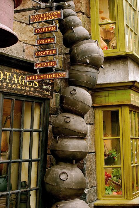 Harry Potter Halloween, Diagon Alley, Harry Potter Room, Harry Potter Theme, Harry Potter Love, Harry Potter Aesthetic, Places In The World, Wizarding World Of Harry Potter, Harry Potter Party