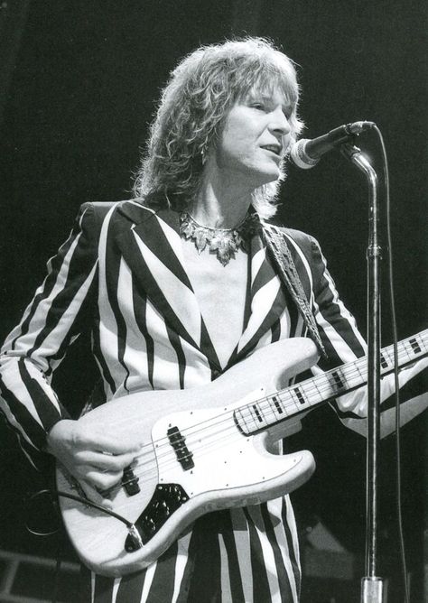 70s Artists, Chris Squire, Fender Jazz Bass, Progressive Rock, Bass Player, Bass Guitar, Famous People, Rock N Roll, Rock And Roll