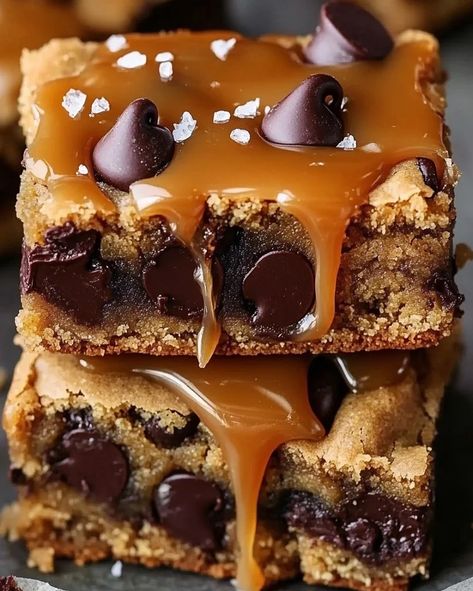 Salted Caramel Chocolate Chip Cookie Bars Gooey Salted Caramel Chocolate Chip Cookie Bars, Salted Caramel Chocolate Chip Bars, Salted Caramel Chocolate Cookies, Caramel Chocolate Chip Cookie Bars, Caramel Chocolate Chip Cookie, Salted Caramel Chocolate Chip Cookies, Optimal Recipes, Chocolate Chip Cookie Bar Recipe, Caramel Cookies Bars