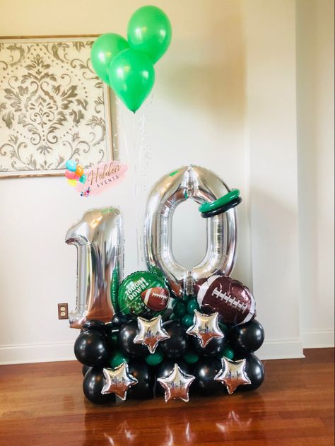 Football Birthday Balloon Garland, Football Balloon Bouquets, Sports Balloon Bouquet, Football Balloon Decorations, Sports Balloons, Balloons Arrangements, Football Party Balloons, Football Event, Balloon Displays