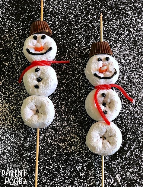 Snowman-on-a-Stick Snack - A great winter snack (or dessert) that your kiddos can make all by themselves! Homemade Puffy Paint, Tinted Mason Jars, Winter Snack, Purple Food Coloring, Summertime Crafts, Sensory Bottle, Edible Crafts, Turkey Craft, Blue Food Coloring