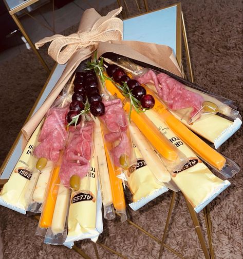 A unique way to gift someone charcuterie delights to someone you love. This bouquet had bread sticks, cheese sticks, salami, olives, grapes, and rosemary. Salami Bouquet, Charcuterie Bouquet, Salami Sticks, Bouquet For Men, Stick Bouquet, Man Bouquet, Cheese Stick, Bread Sticks, Bouquet Gift