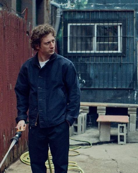 The arrival of The Bear season 3 brings with it even more lust-worthy menswear. In episode 1 that’s Jeremy Allen White’s jacket.

Made by all-American label Ralph Lauren, it's a cotton deck jacket crafted from a grosgrain-weave fabric with a corduroy collar and Japanese buttons throughout. Navy Jacket Outfit, Americana Fashion Men, Ralph Lauren Men Outfits, Deck Jacket, Allen White, Jeremy Allen White, Dad Fashion, Bear Outfits, Americana Fashion