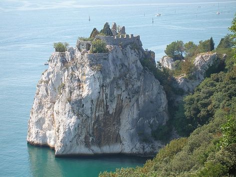 Castles.nl - Duino Castle Trieste Italy, Gothic Castle, Living In Europe, Places In Italy, Manor Houses, Castle House, Dream Trip, A Castle, Architecture Old