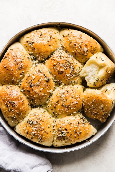 Herby, buttery, salty bread. Did you just drool? These are the things bread loving dreams are made of, and they all come true in these easy herby Rhodes Rolls. Salty Bread, Rhodes Rolls Recipes, Rhodes Dinner Rolls, Rhodes Rolls, Frozen Dinner Rolls, Frozen Dinner, Garlic Rolls, Frozen Rolls, Best Thanksgiving Side Dishes