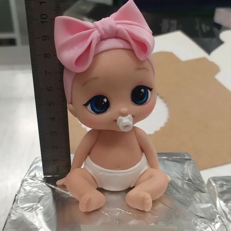 Fondant Figures Tutorial, Fondant Baby, Fondant Animals, Fondant Cake Toppers, Fondant Tutorial, Clay Diy Projects, Clay Baby, Childrens Birthday Cakes, Fondant Toppers