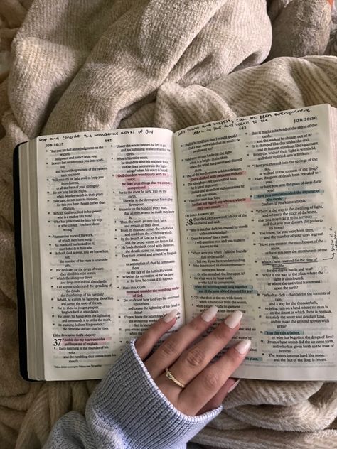 Woman Praying Aesthetic, Bible Girl Aesthetic, Bible Reading Aesthetic, Reading Bible Aesthetic, Studying Girl, Aesthetic Bible, Open Bible, Study Scripture, Bible Pictures