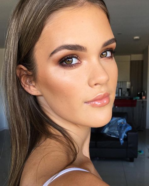 So obsessed with this face from today @halligraham Beauty notes @maccosmeticsaustralia peachlite strobecream @lumabeauty Radiance… Natural Glam Makeup, Dark Eye Makeup, Beginners Eye Makeup, Makeup For Teens, Eye Makeup Tips, Natural Eye Makeup, Makeup For Beginners, Natural Makeup Looks, Smokey Eye Makeup