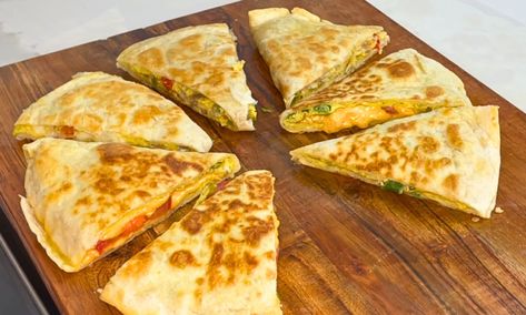 Food With Eggs Breakfast, Breakfast Tortilla Ideas, Mexican Omelette Recipe, Tortilla Recipe Meals, Tortilla Wrap Recipes, Egg Quesadilla, Tortilla Breakfast, Omelet Recipes, Omlet Recipes