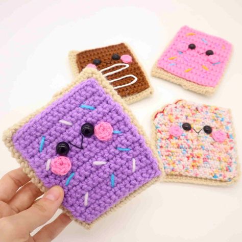 Poptart Amigurumi - Free Crochet Pattern - StringyDingDing Dessert Crochet Pattern Free, Cute Simple Crochet Projects, Crochet Pop Tart, Crochet Poptart, Crochet Desserts, Crochet Sweets, Kawaii Amigurumi, Crochet Valentines, Food Kawaii