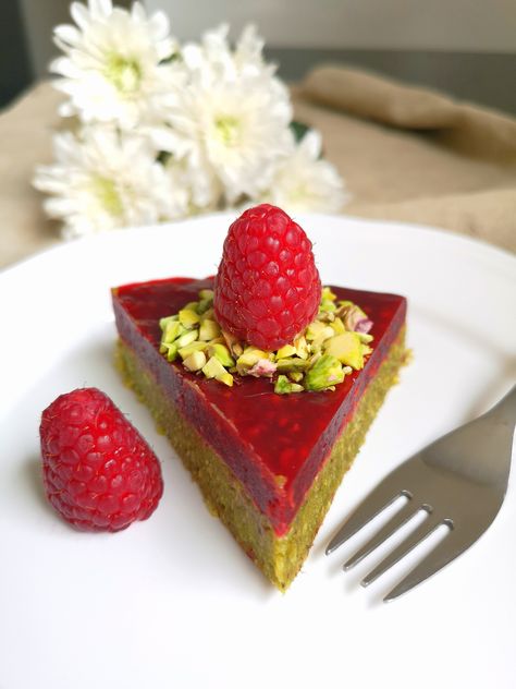 Gâteau pistaches framboises vegan sans gluten Tarte Vegan, Dessert Leger, Patisserie Vegan, Gluten Desserts, Dessert Vegan, Raw Cake, No Cook Desserts, Weird Food, Vegan Baking