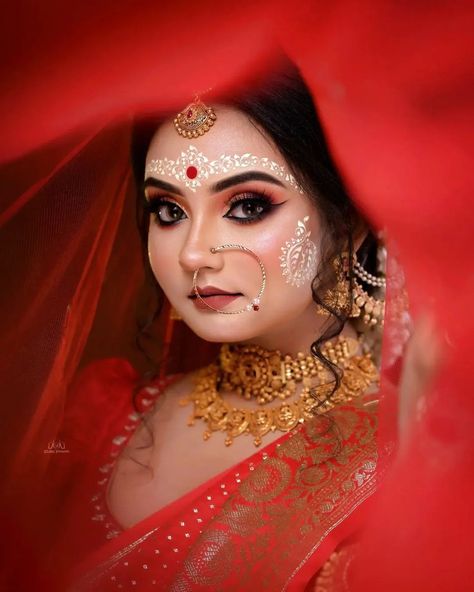 Bengali Nose Ring, Bollywood Makeup, Nath Nose Ring, Sikh Bride, Bengali Bridal Makeup, Indian Bridal Photos, Beauty Academy, Bengali Wedding, Bridal Makeup Looks