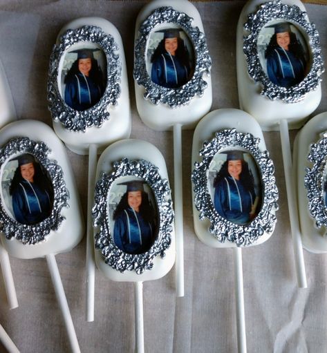 Graduation Cake Popsicles, Graduation Treats Ideas, Graduation Cakesicles, Graduation Strawberries, Cake Pops Graduation, Grad Treats, Cake Sickles, Family Reunion Cakes, Graduation Menu