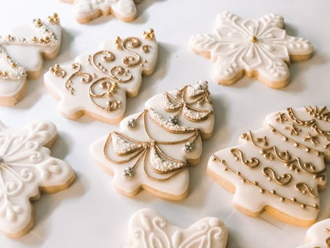 White And Gold Christmas Cookies, White Christmas Tree Cookies, Gingerbread Cookie Cake, Christmas Cookies Designs, Christmas Cookie Packaging, Christmas Tree Sugar Cookies, Cookie Flooding, Tree Sugar Cookies, Star Sugar Cookies