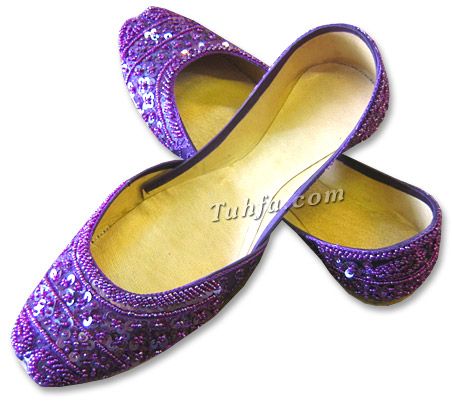 Panjabi Juti, Pakistani Shoes, Stylo Shoes, Dresses Pakistani, Timeless Fashion Pieces, Pakistani Clothes Online, Pakistani Clothes, Embroidery Shoes, Fancy Shoes