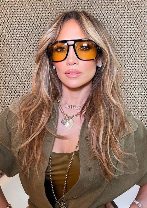 Jennifer Lopez estrena cambio de look con las mechas rubias más populares de los 2000 - Foto 2 70 Degree Brunch Outfit, Jlo Hair, Jennifer Lopez Hair, Effortless Hairstyles, Celebrity Hair Stylist, Long Layered Hair, Beautiful Lady, Long Layers, Layered Hair